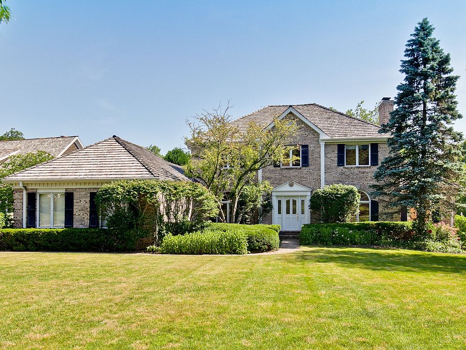 Beautiful brick Georgian in The Ponds of Lake Forest