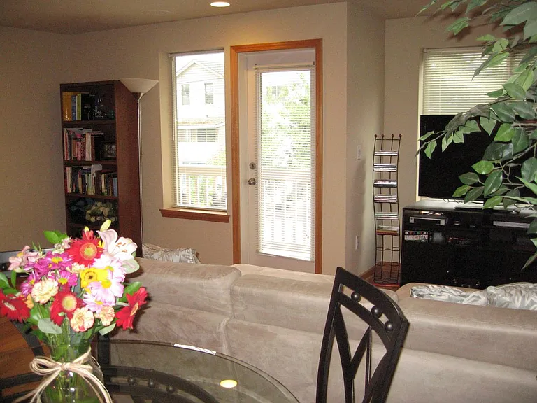 Living area (2nd floor)