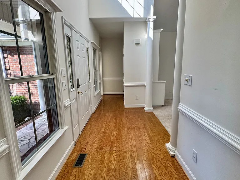 513 Alexis Dr — Photo 4