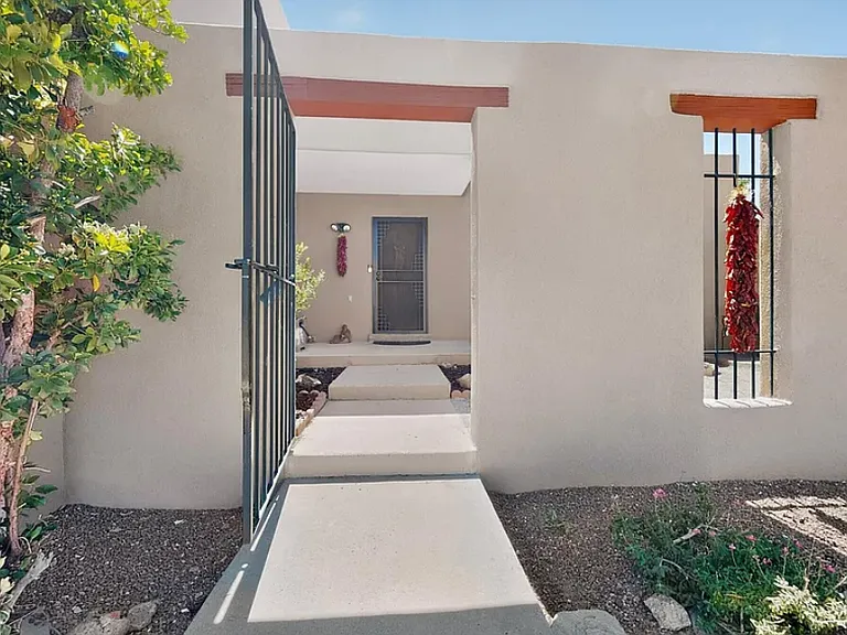 Front Entryway & Courtyard