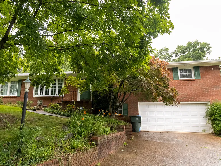 917 Brynwood Dr — Photo 1