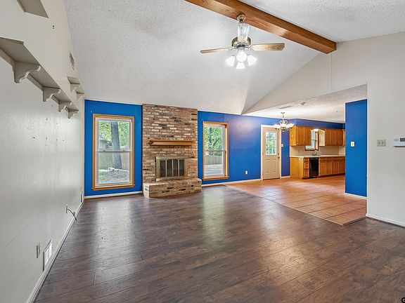 4th image of 210 Leslie Dr