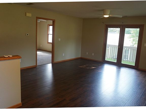 2nd image of 925 Longfellow Pl