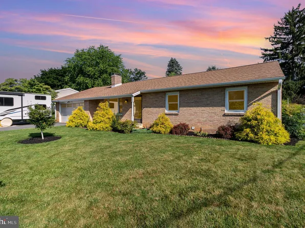 227 Avon Dr, Carlisle, PA 17013