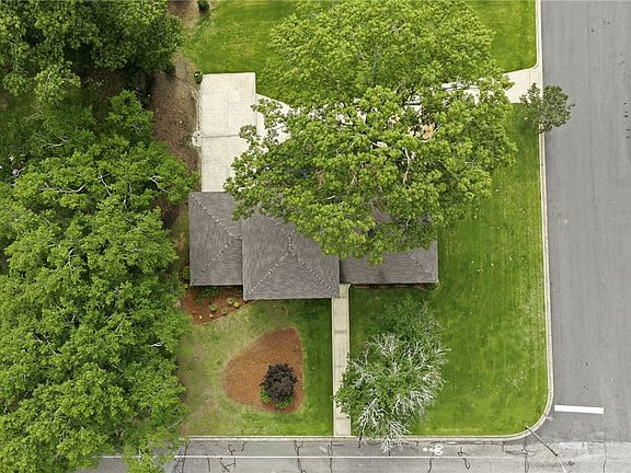 3rd image of 229 Kimberly Dr