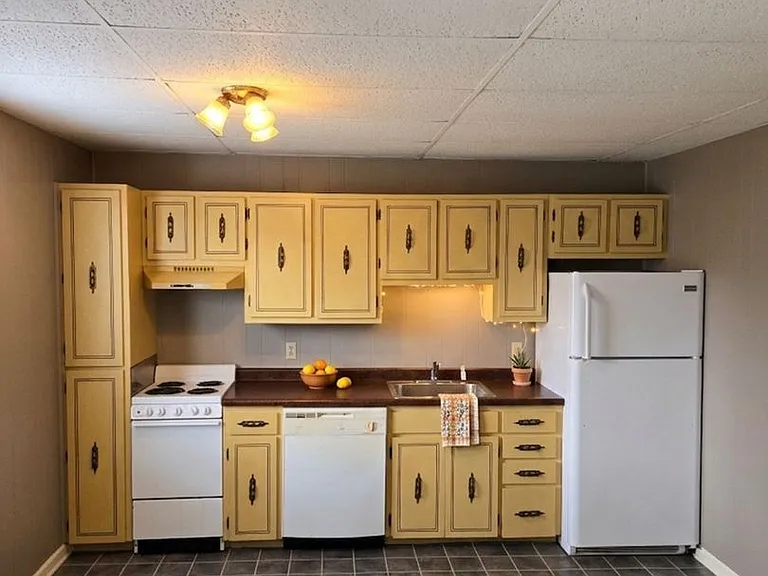 800 Crestview Dr — Photo 1