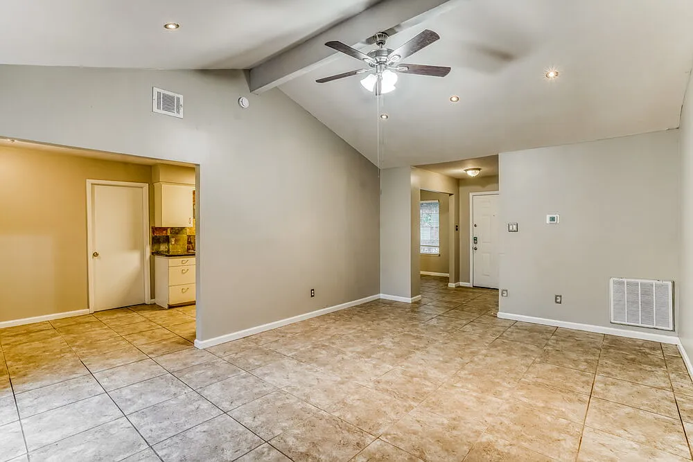 3 bed, 2.0 bath, 1282 sqft, $2,165 — Photo 4