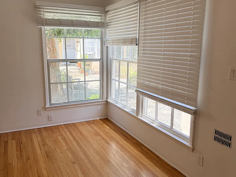 4321 Cahuenga Blvd — Photo 17