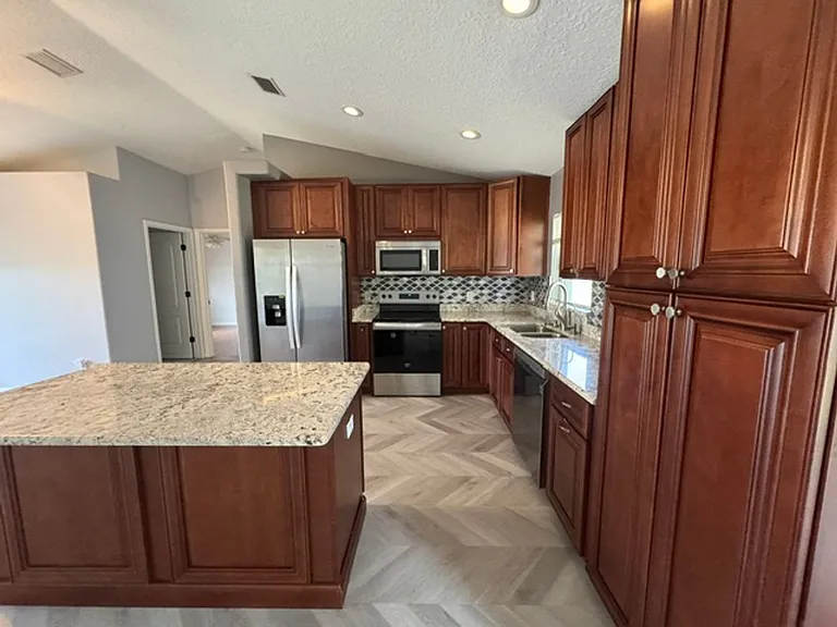 710 Avalon St SE — Photo 9