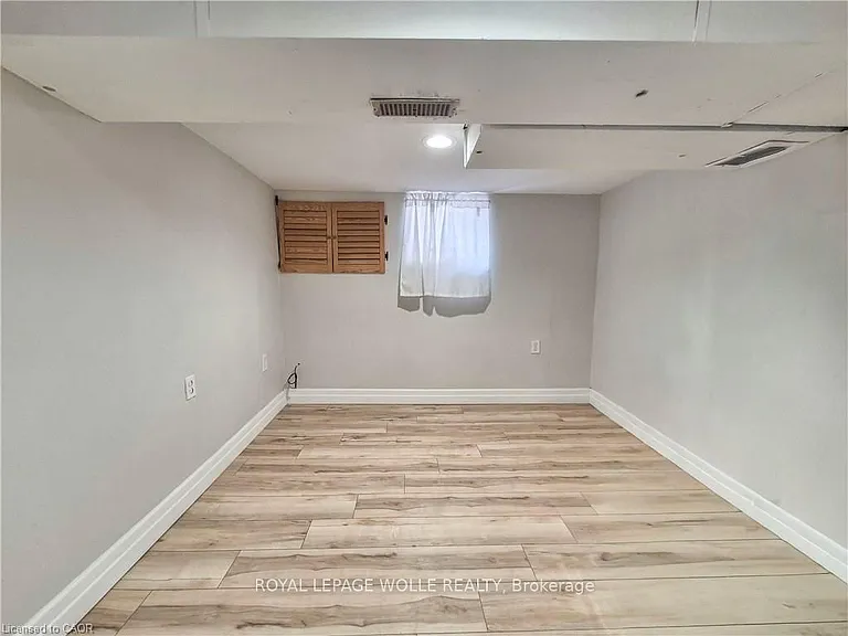 408 Wellington St N #2 — Photo 11