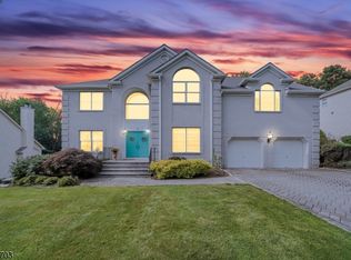 9 Apple Ln, Wayne, NJ 07470