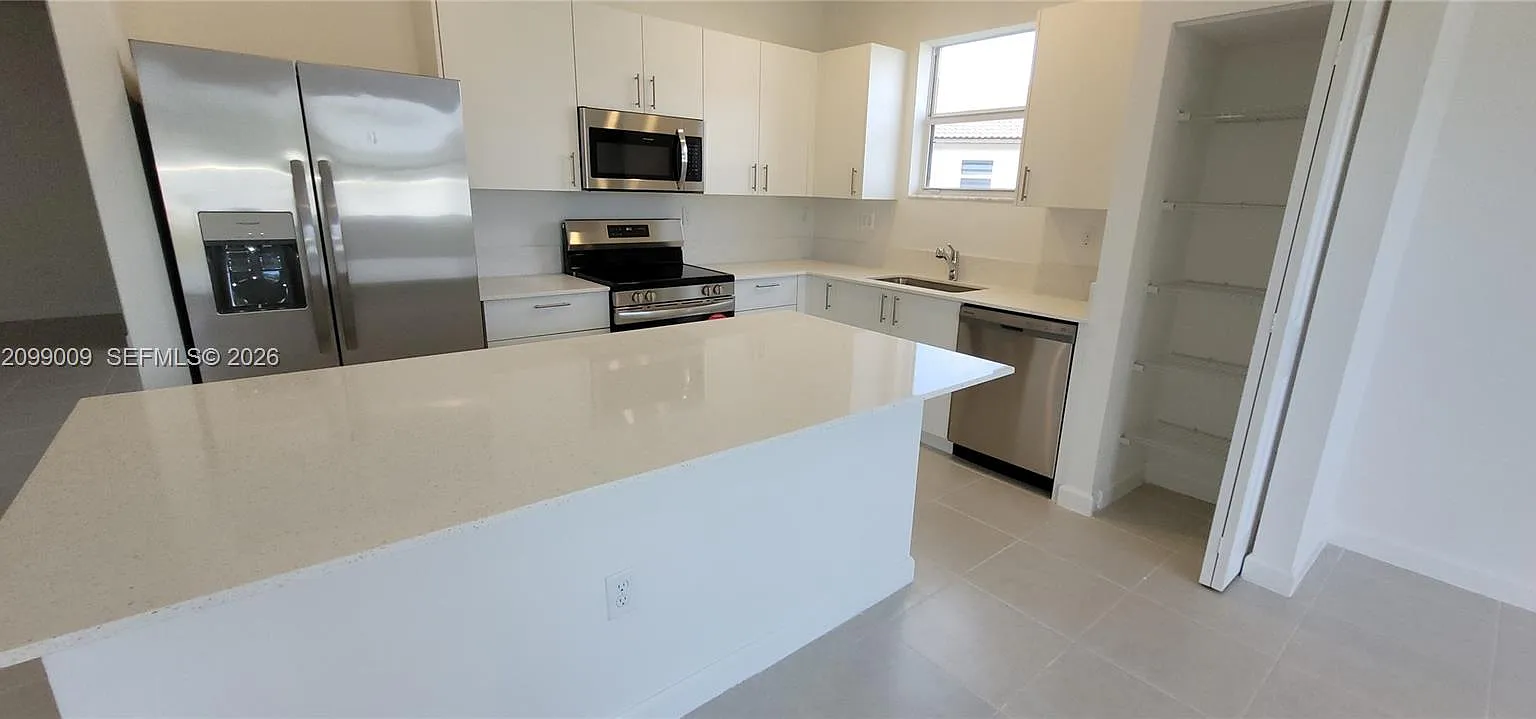4 bed, 3.0 bath, 2319 sqft, $4,800 — Photo 4