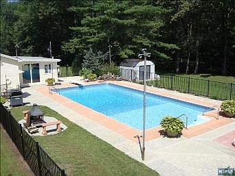 3rd image of 15 Marts Ln