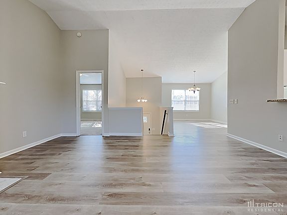 3rd image of 422 Crested View Dr