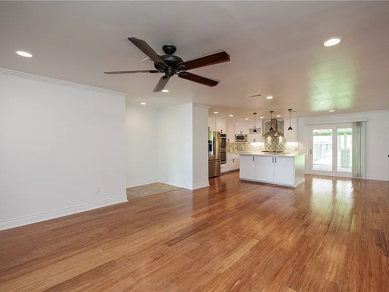 830 Crestview Dr — Photo 8