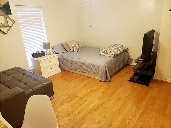 3rd image of 510 E Broadway Blvd