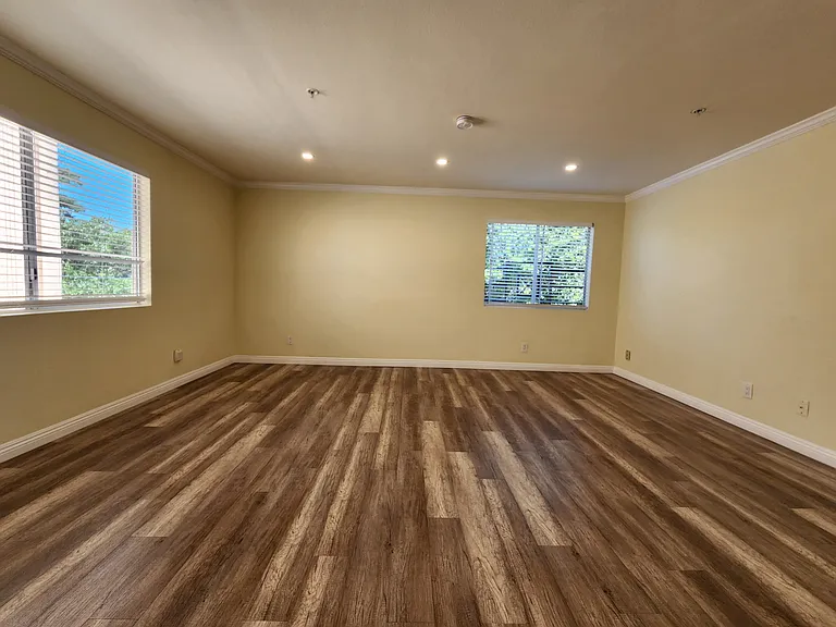 420 Riverdale Dr #11 — Photo 3