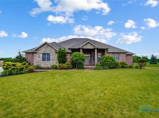 6000 Livery Cir, Findlay, OH 45840