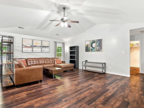 4th image of 3807 Clydesdale Dr