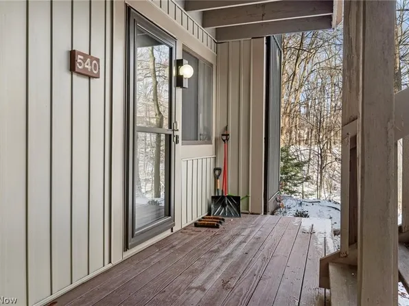 540 Meredith Ln, Cuyahoga Falls, OH 44223