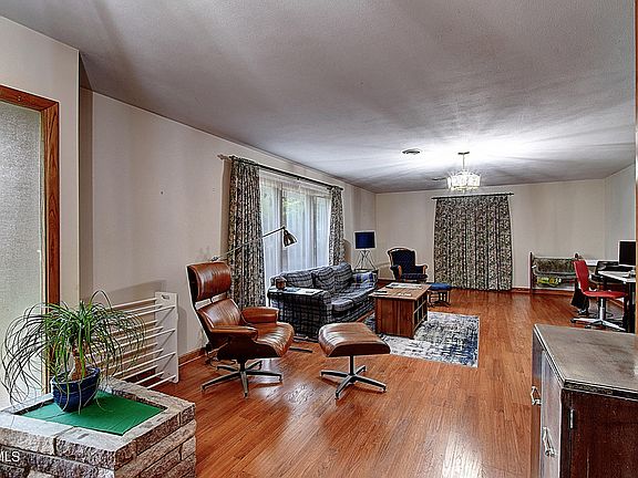 5th image of 300 Fleetwood Ct