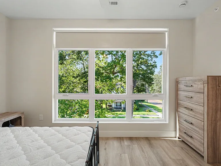 512 W Clark St — Photo 22