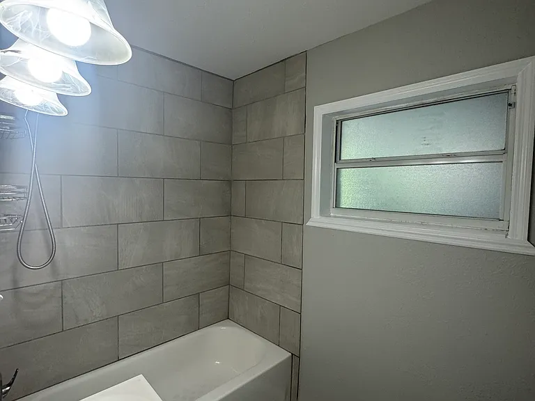 503 Tanglewood Dr — Photo 2