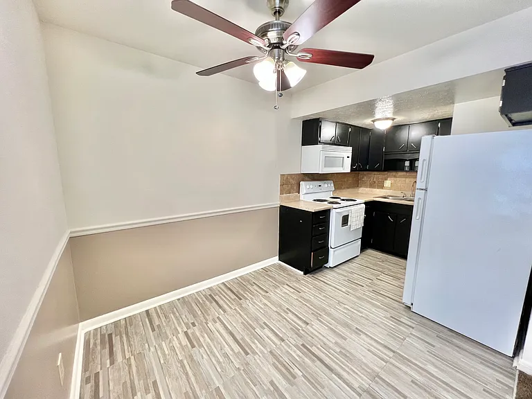 Mayfair Apartments — Photo 103