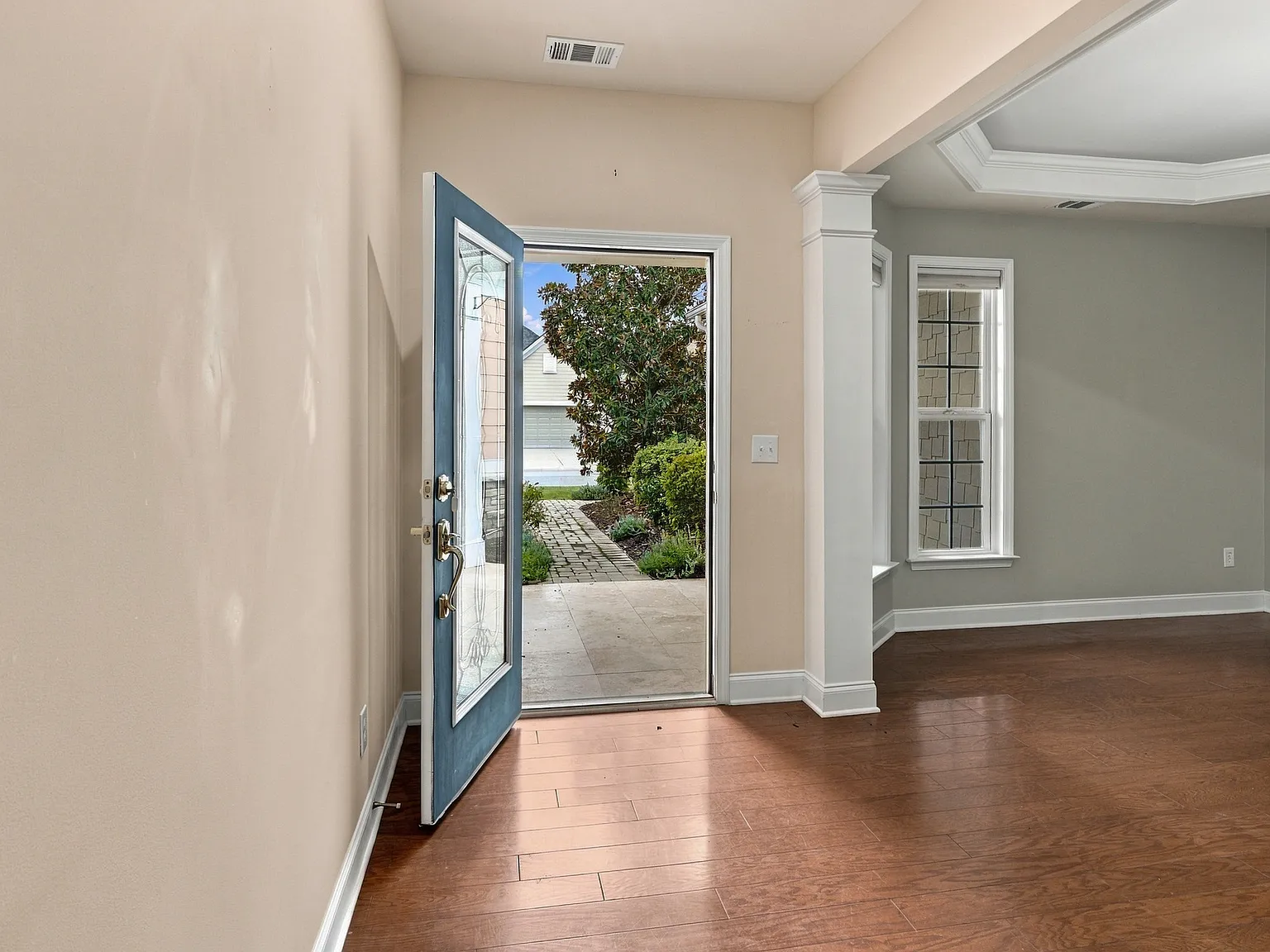 3 bed, 2411 sqft, $3,200 — Photo 4