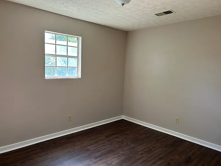 413 N Hill St — Photo 3