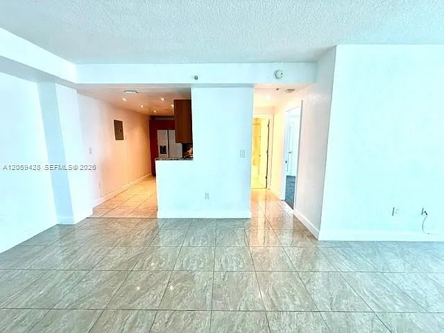 7501 E Treasure Dr #5H — Photo 3