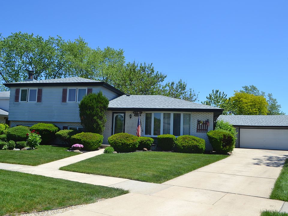 1st image of 16449 Surrey Dr