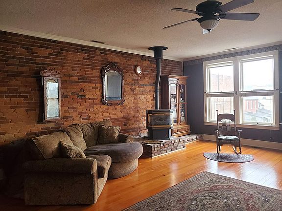 4th image of 212-214 SE Locust St