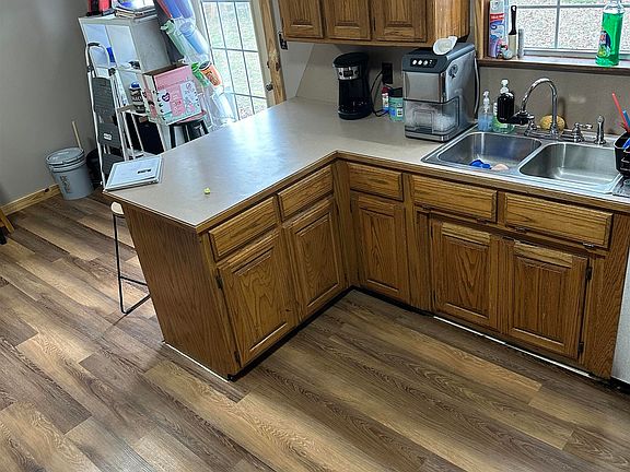 4th image of 22 Lakeview Cir