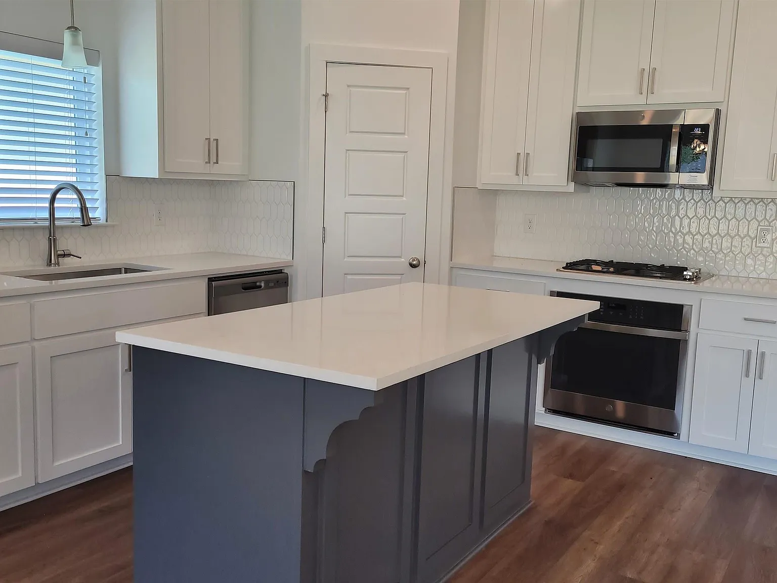 3 bed, 2014 sqft, $2,400 — Photo 4