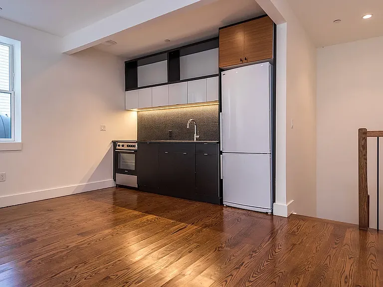 194 Hawthorne St #1R — Photo 9