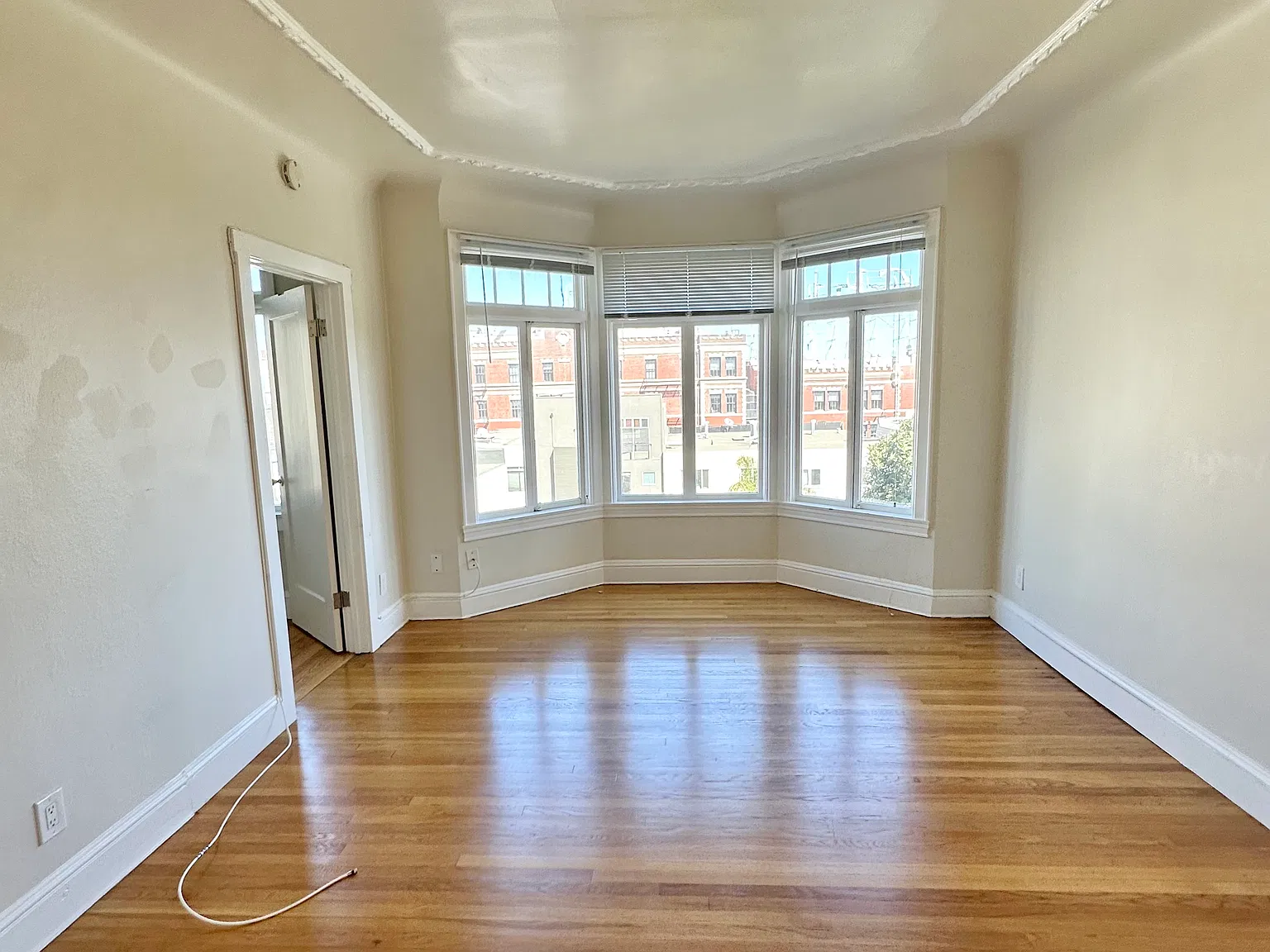 3 bed, 1000 sqft, $9,900 — Photo 2