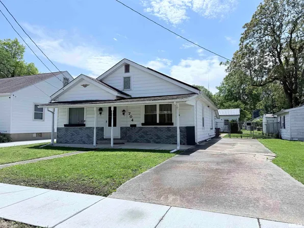 704 E Elm St, Taylorville, IL 62568