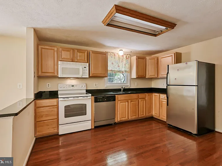 9404 Mirror Pond Dr — Photo 16