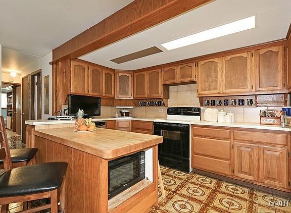 3rd image of 10140 Dickens Ave