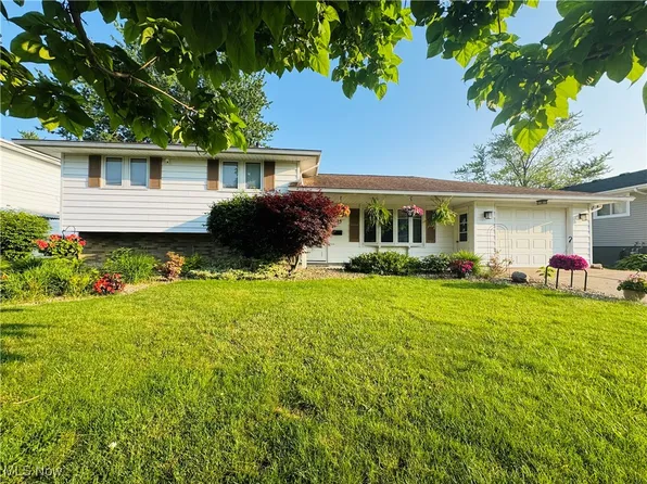 1825 E Skyline Dr, Lorain, OH 44053