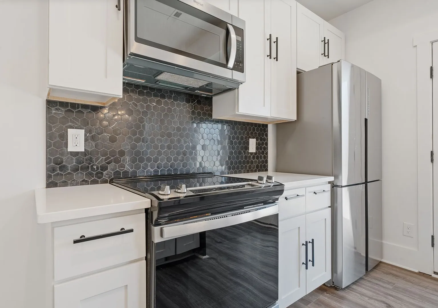Modern and welcoming 3 bed 2.5 bath with balcony close to downtown! — Photo 3