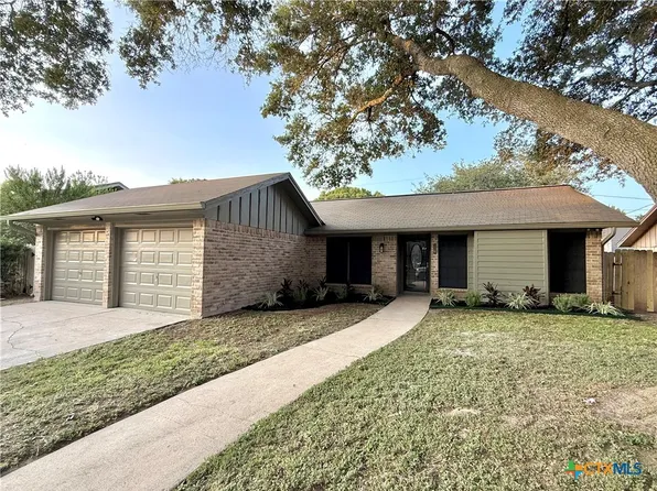 220 Navajo Dr, Victoria, TX 77904