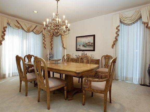3rd image of 7 Westhaven Ln