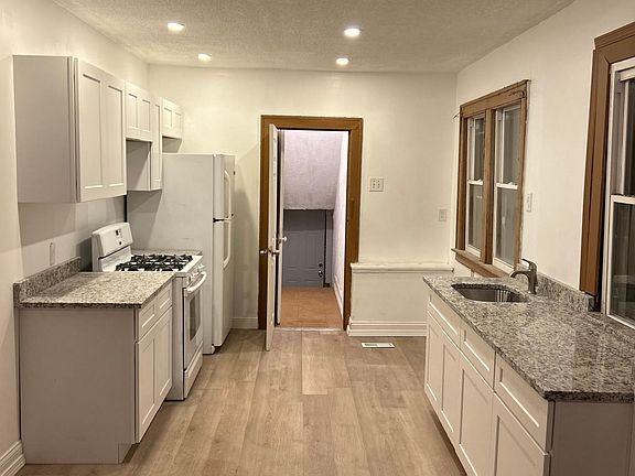2nd image of 1935 Gladstone St #2