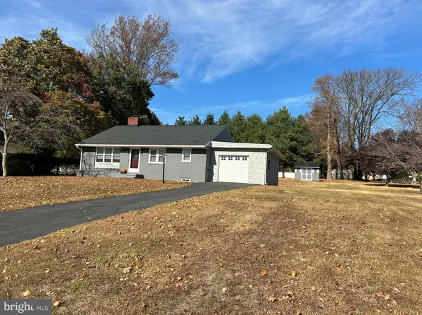 1136 Flora Ln, Upper Chichester, PA 19061