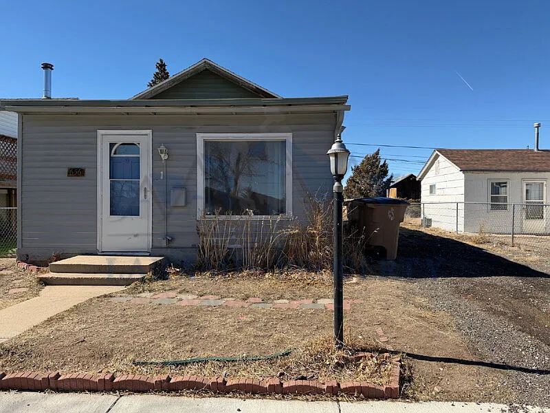2 bed, 1.0 bath, 720 sqft, $1,149 — Photo 2