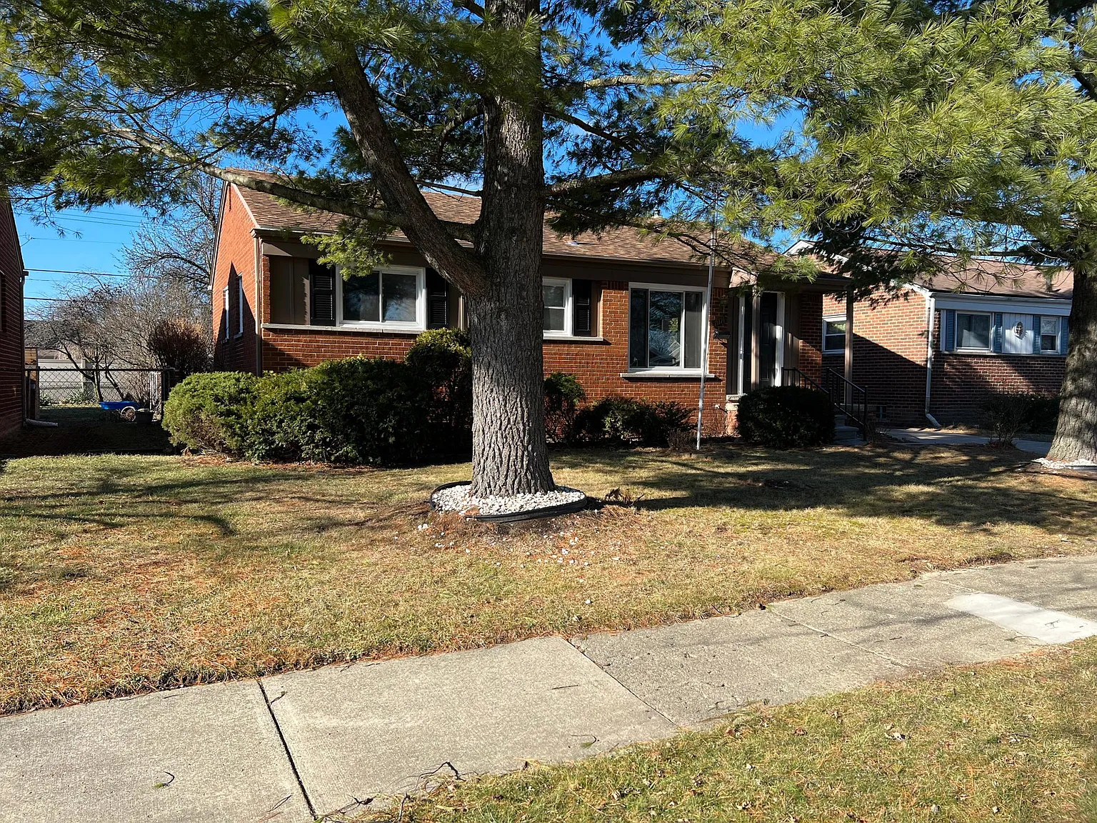 4 bed, 1944 sqft, $2,350 — Photo 2