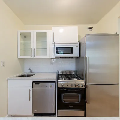 Rented by Icon Realty Management | media 12