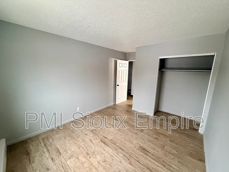 2608 S Duluth Ave — Photo 3